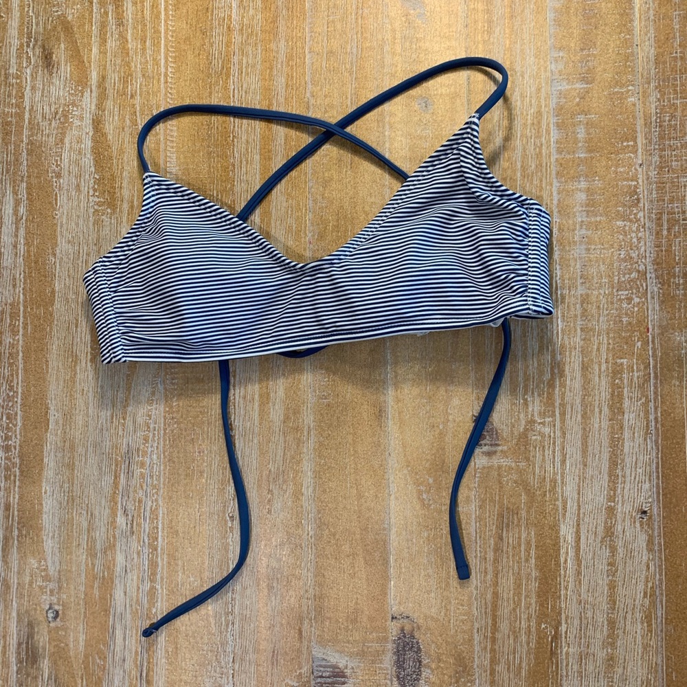 Like new bikini top from target! Size S. Worn once